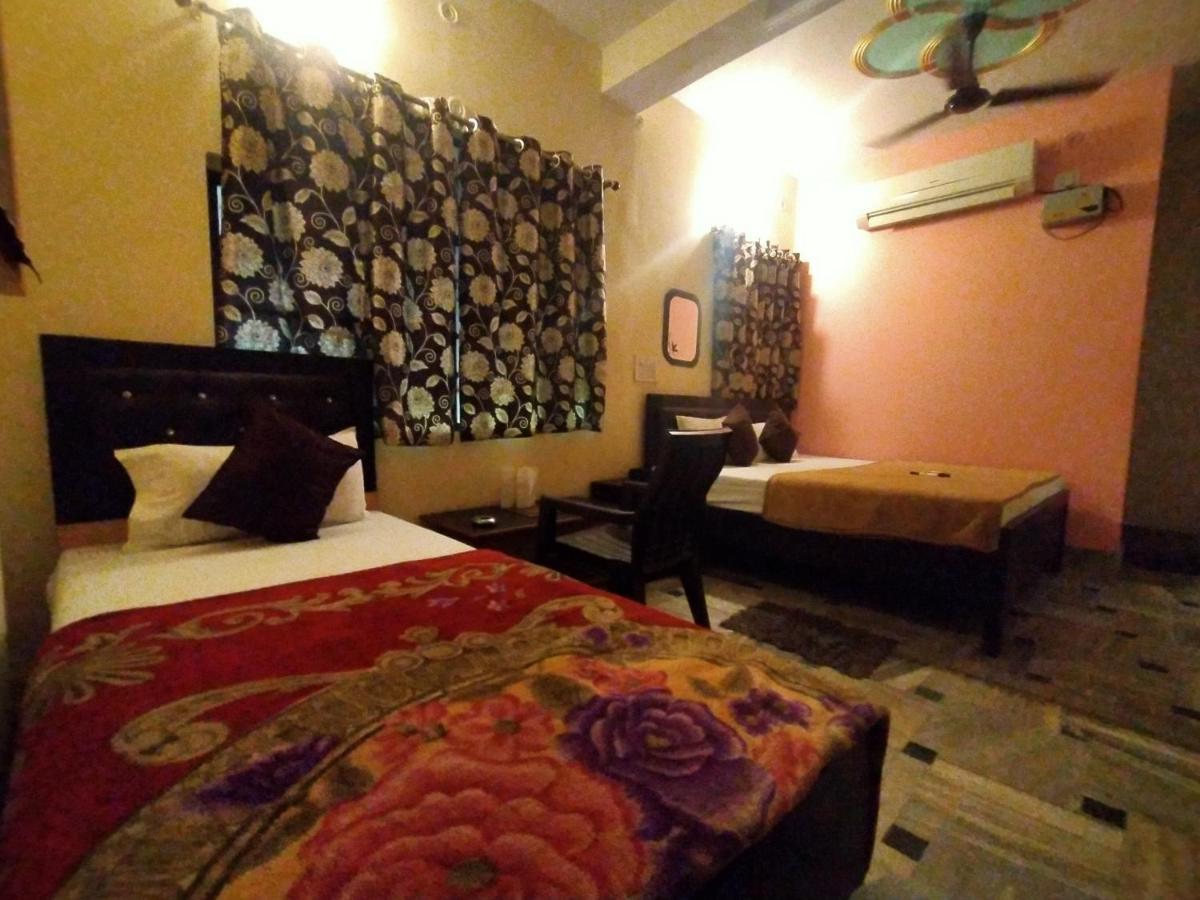 Hotel Aakash Ganga Varanasi Esterno foto